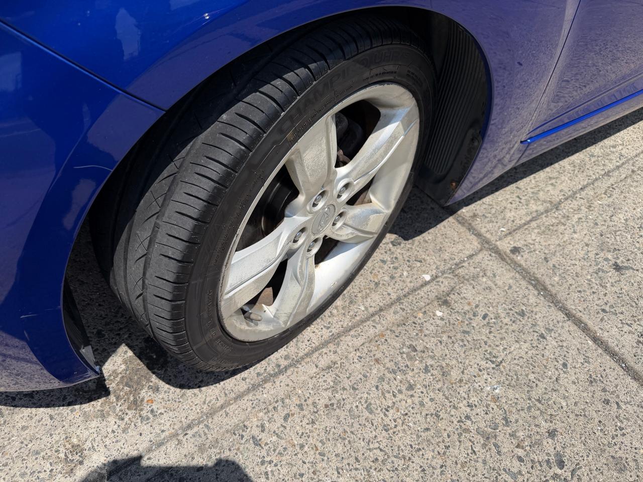 Hyundai Veloster Base 2012