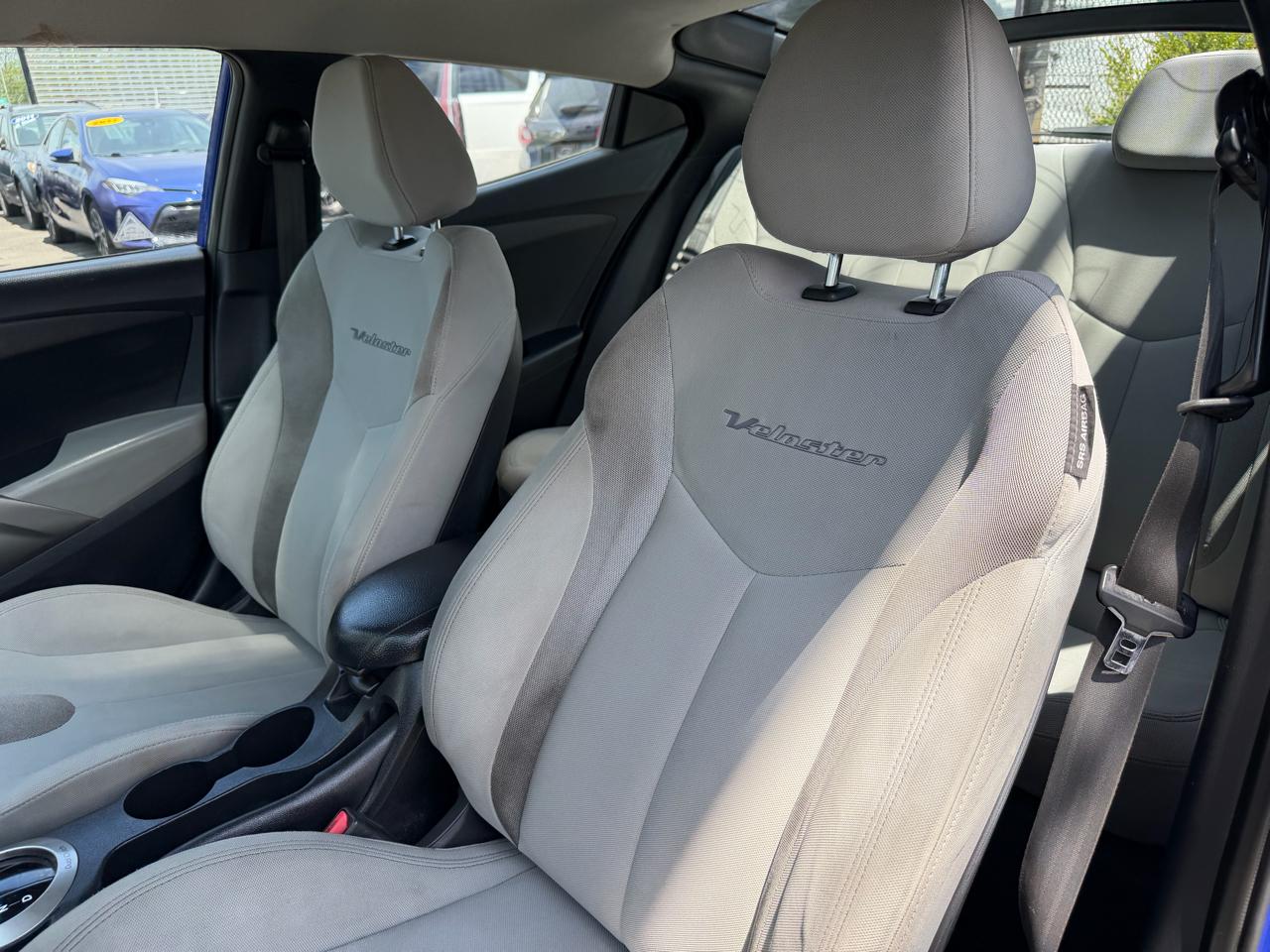 Hyundai Veloster Base 2012