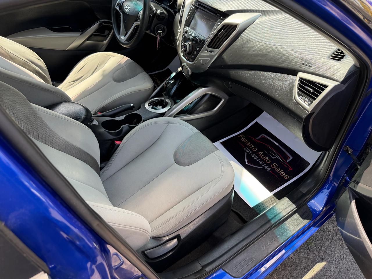 Hyundai Veloster Base 2012