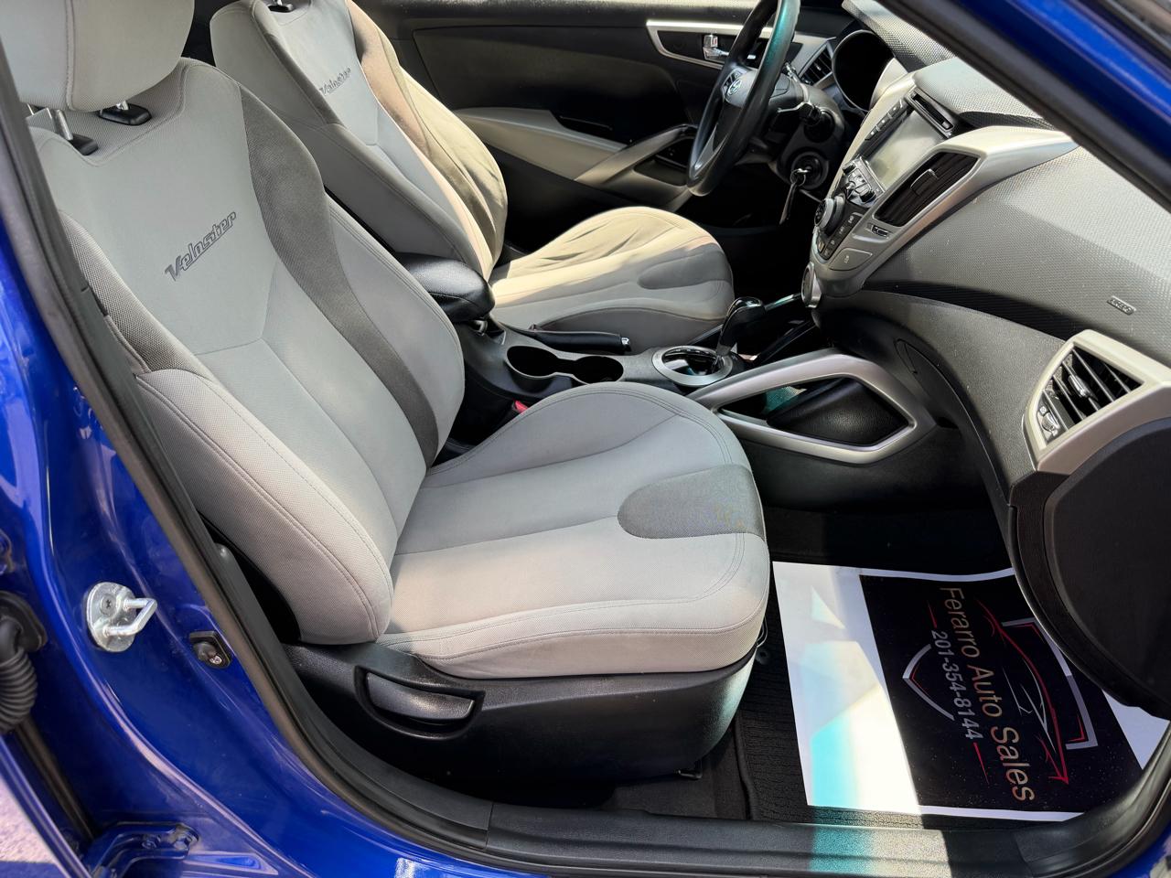 Hyundai Veloster Base 2012