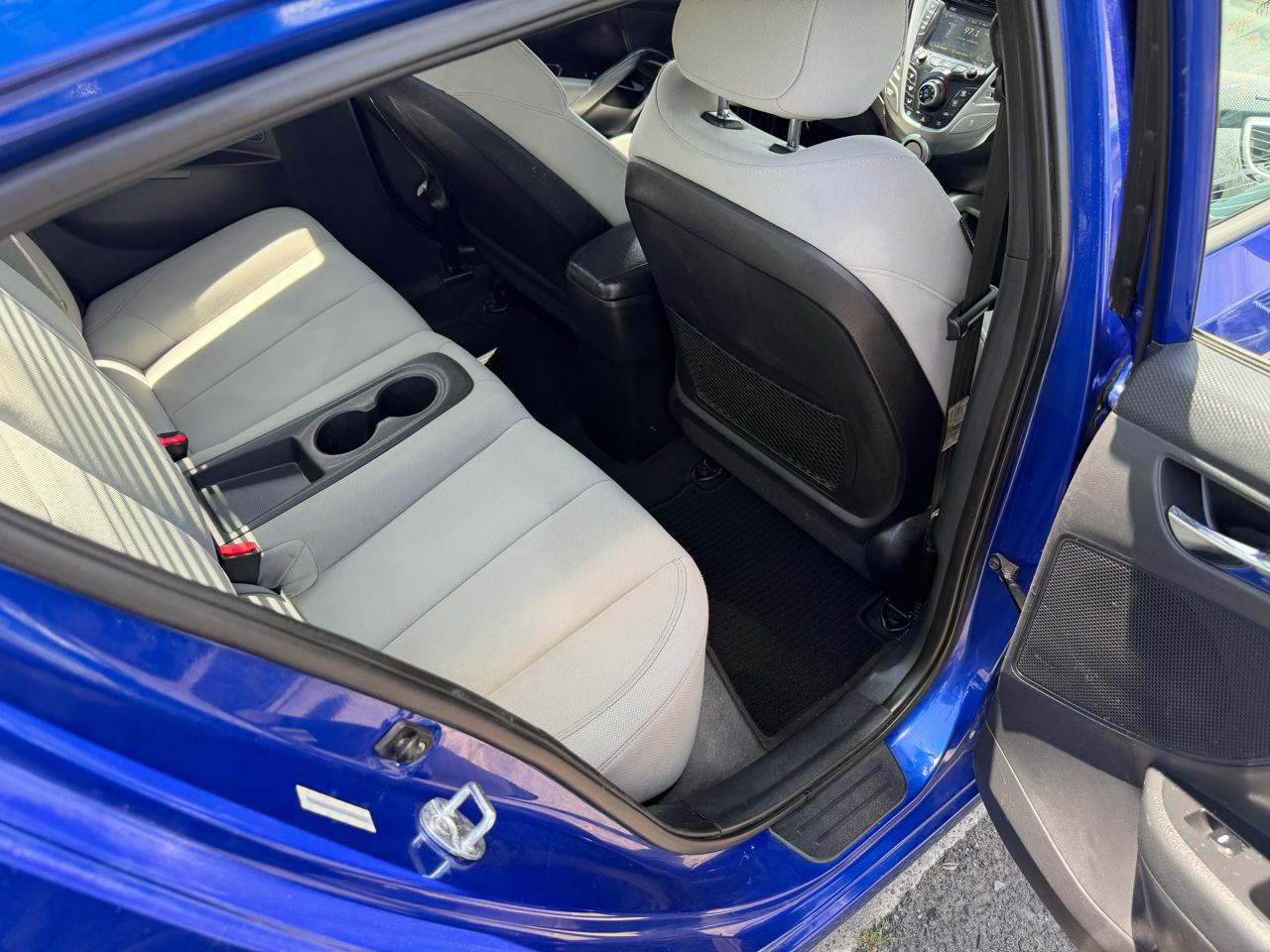 Hyundai Veloster Base 2012