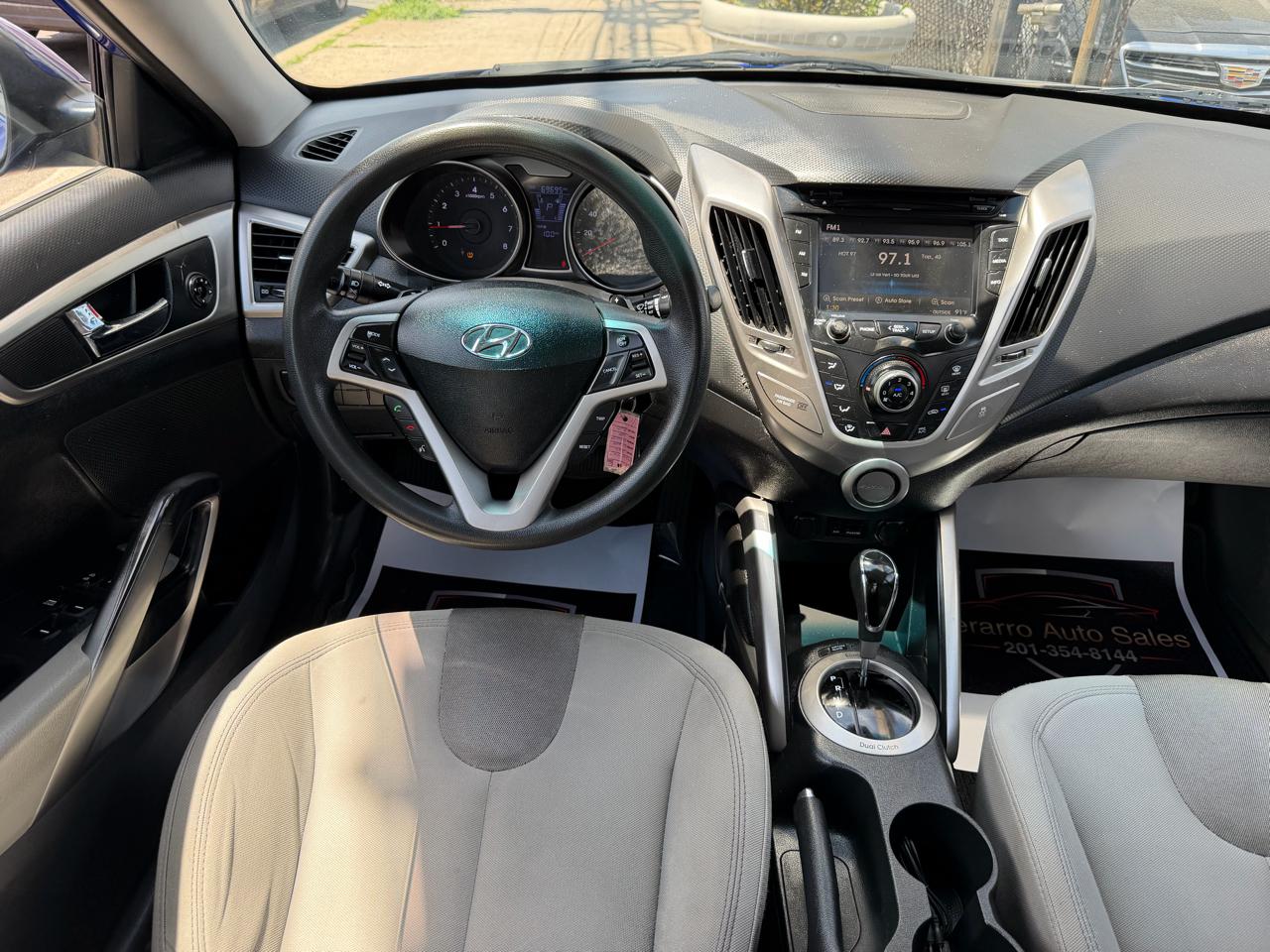 Hyundai Veloster Base 2012