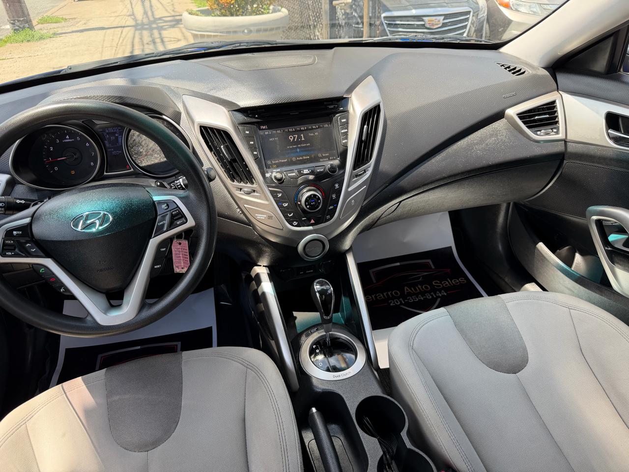 Hyundai Veloster Base 2012
