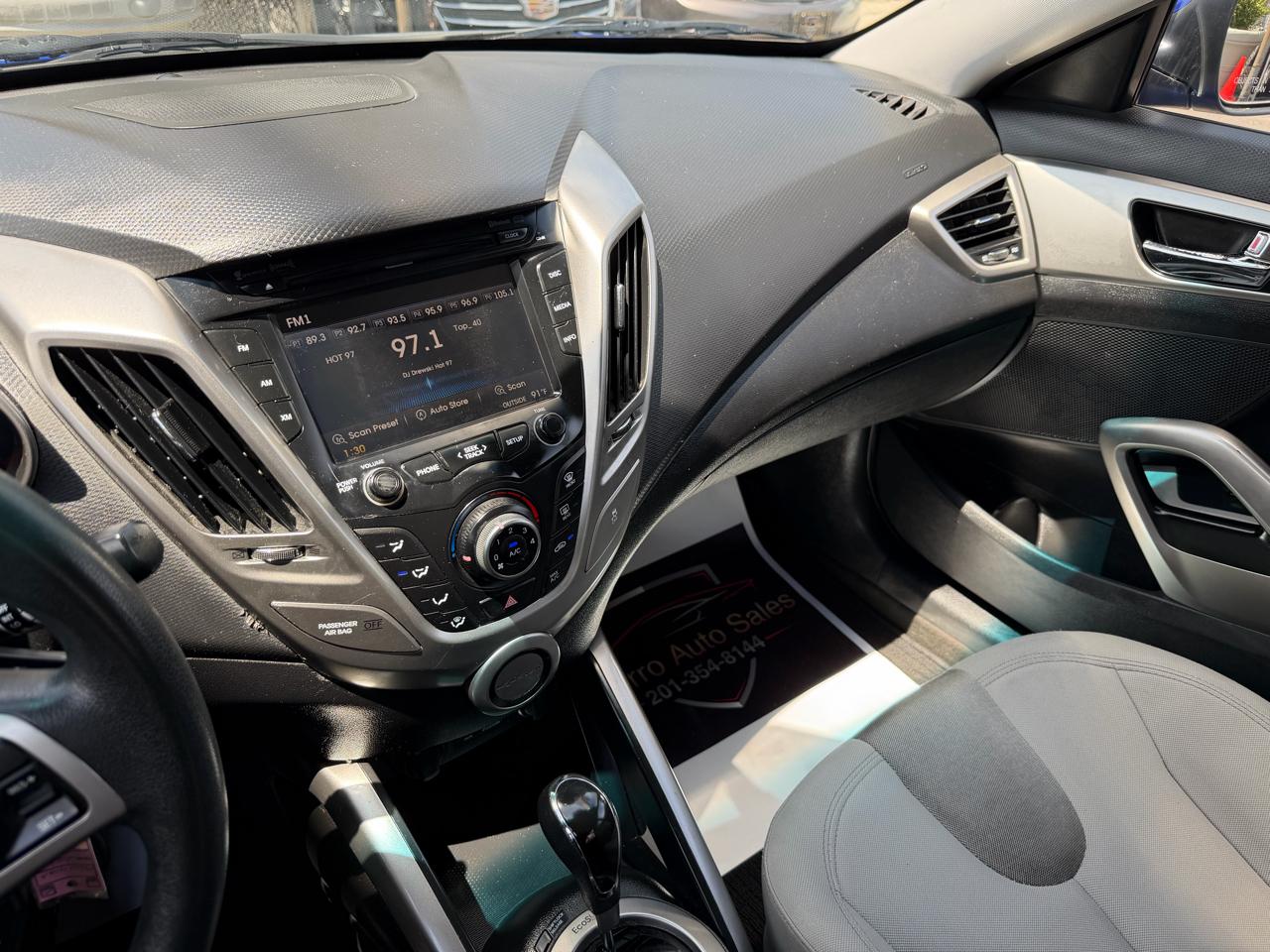 Hyundai Veloster Base 2012