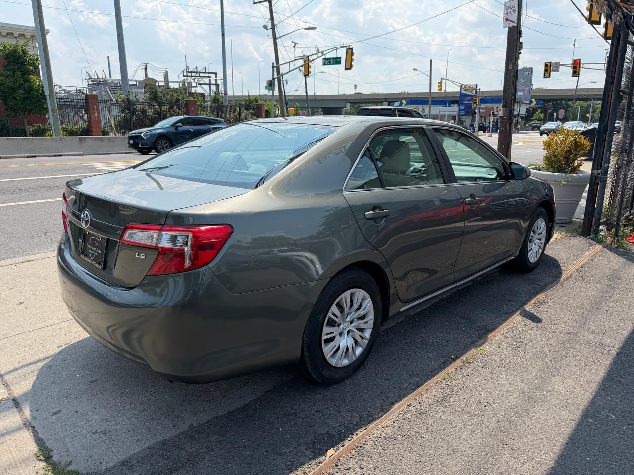 Toyota Camry 4dr Sdn LE Auto 2012