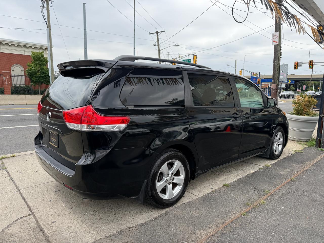 Toyota Sienna LE FWD 8-Passenger V6 2014