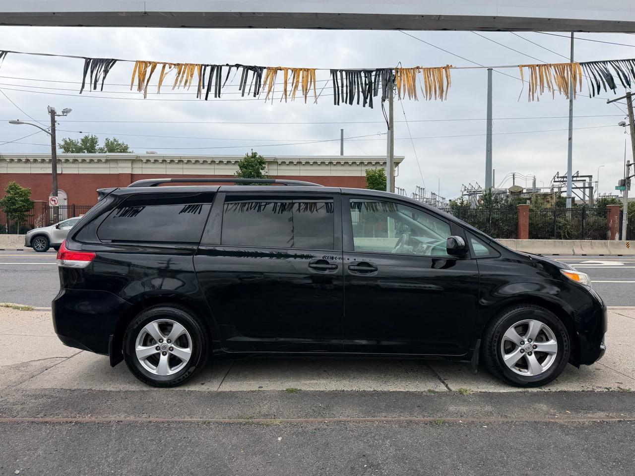 Toyota Sienna LE FWD 8-Passenger V6 2014