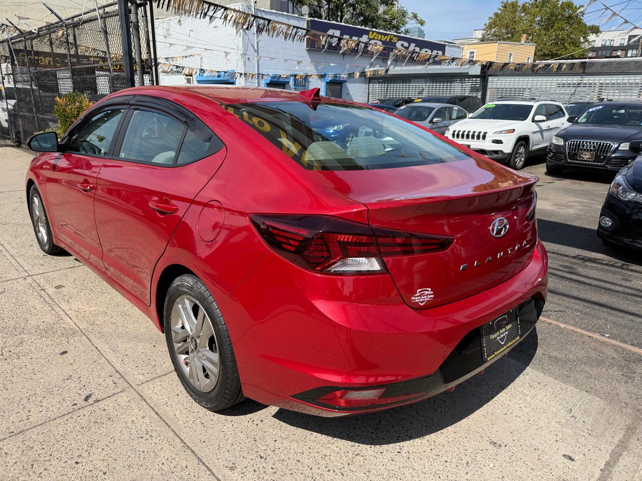 Hyundai Elantra photo 3