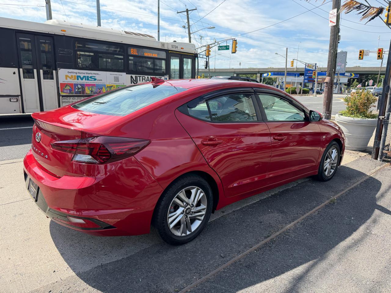 Hyundai Elantra photo 5