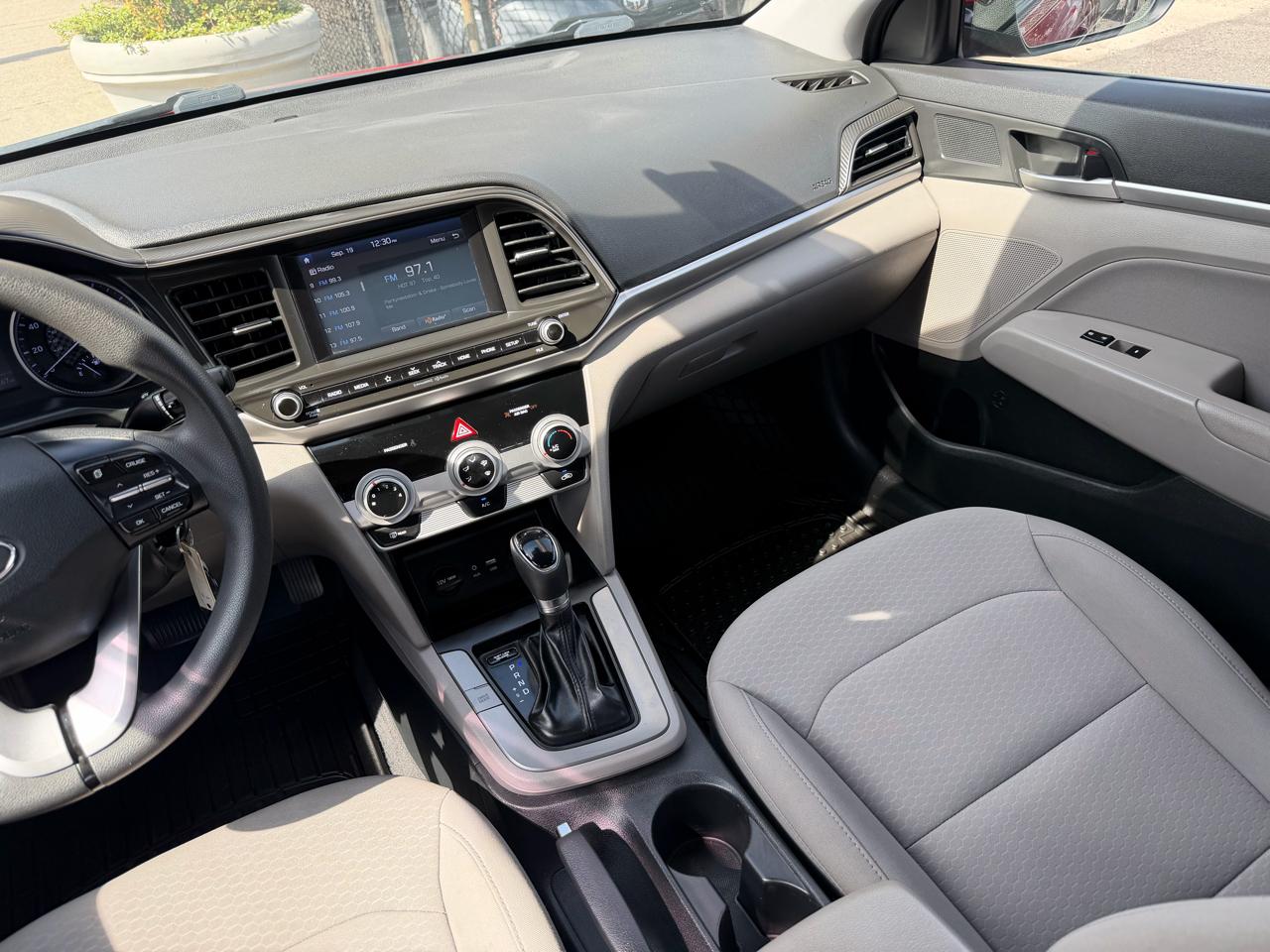 Hyundai Elantra photo 22