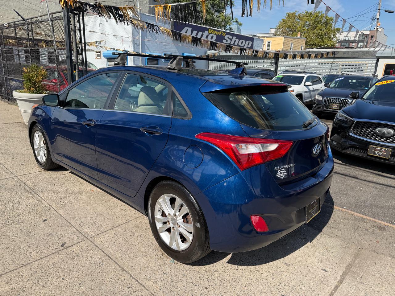 Hyundai Elantra photo 3