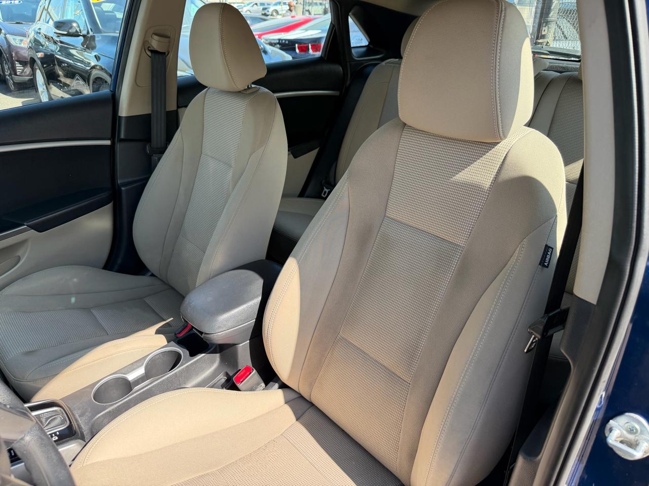 Hyundai Elantra photo 12