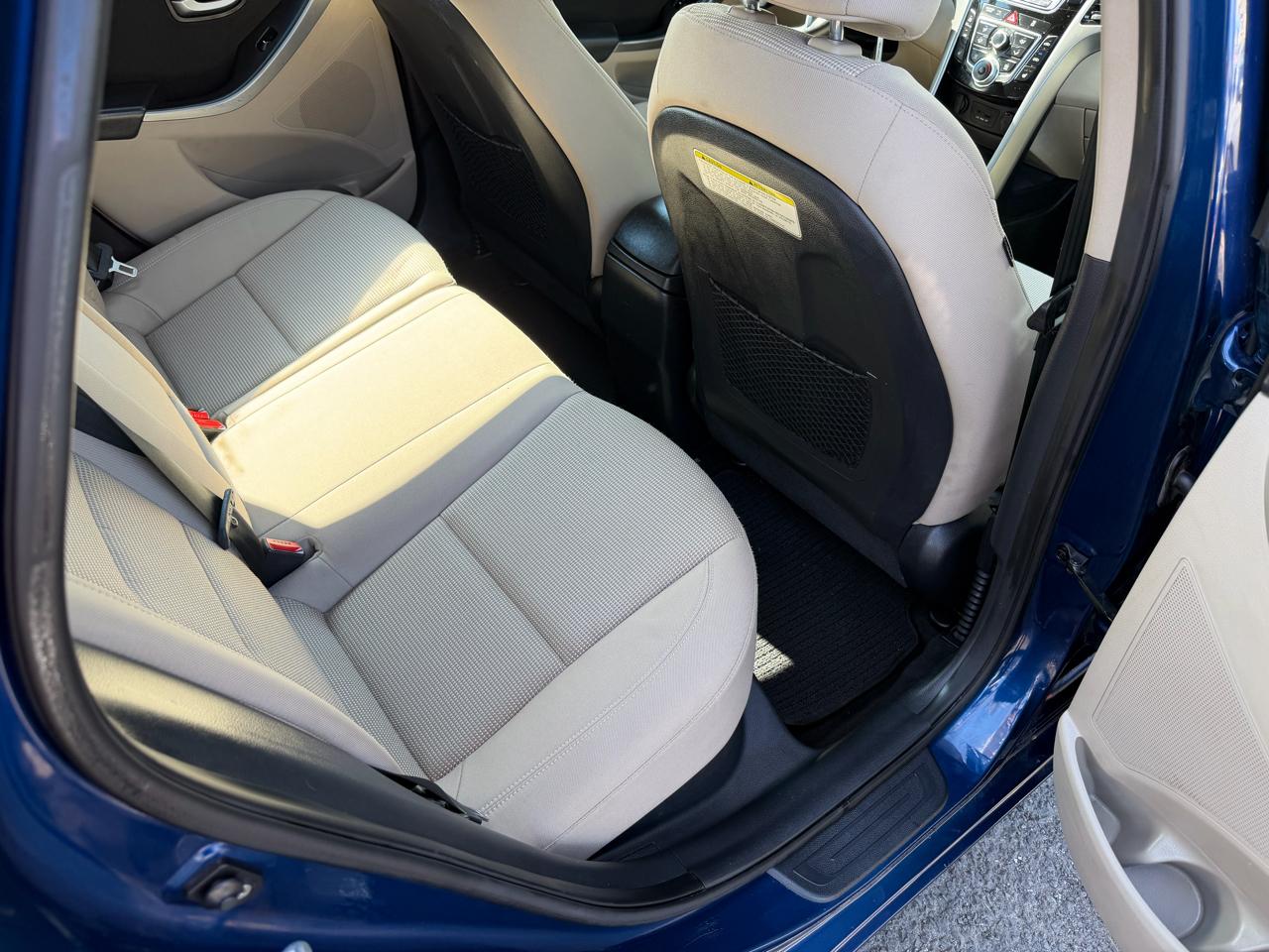 Hyundai Elantra photo 16