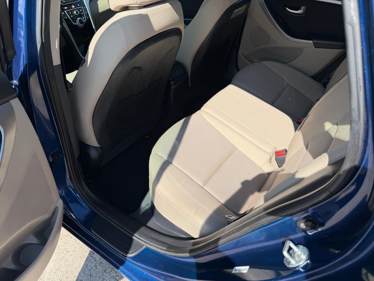 Hyundai Elantra photo 18