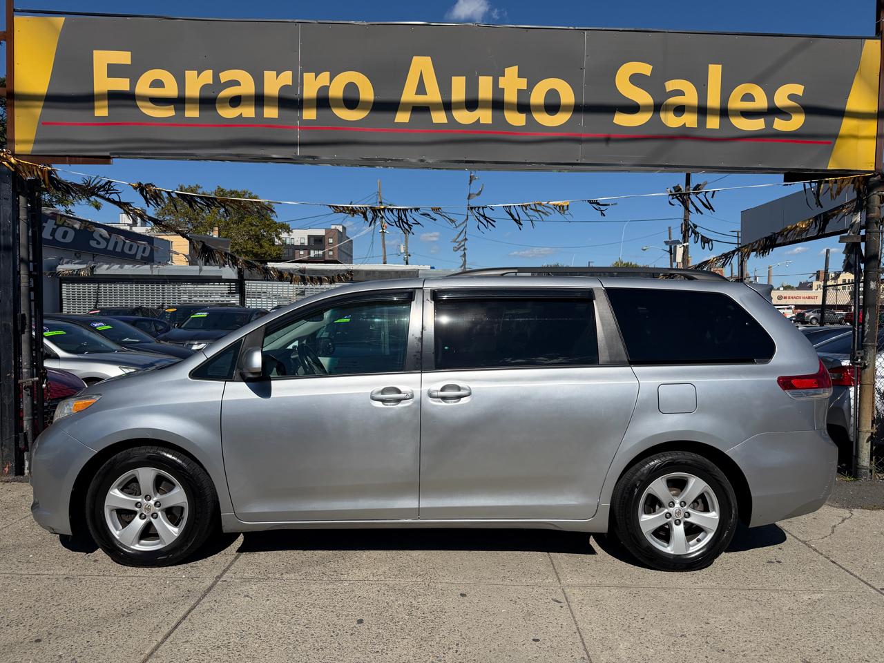 Toyota Sienna LE 8-Pass V6 2011