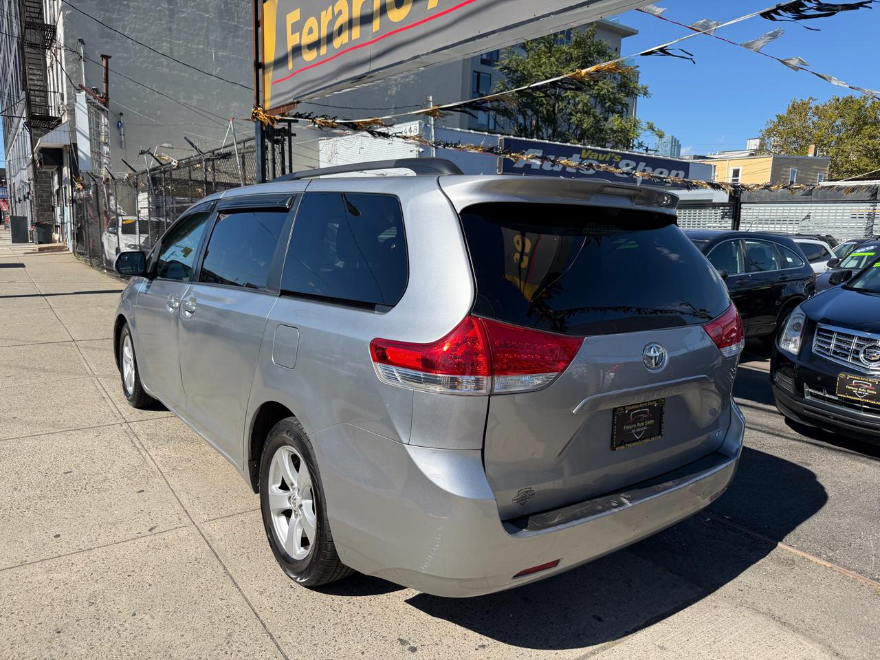 Toyota Sienna LE 8-Pass V6 2011