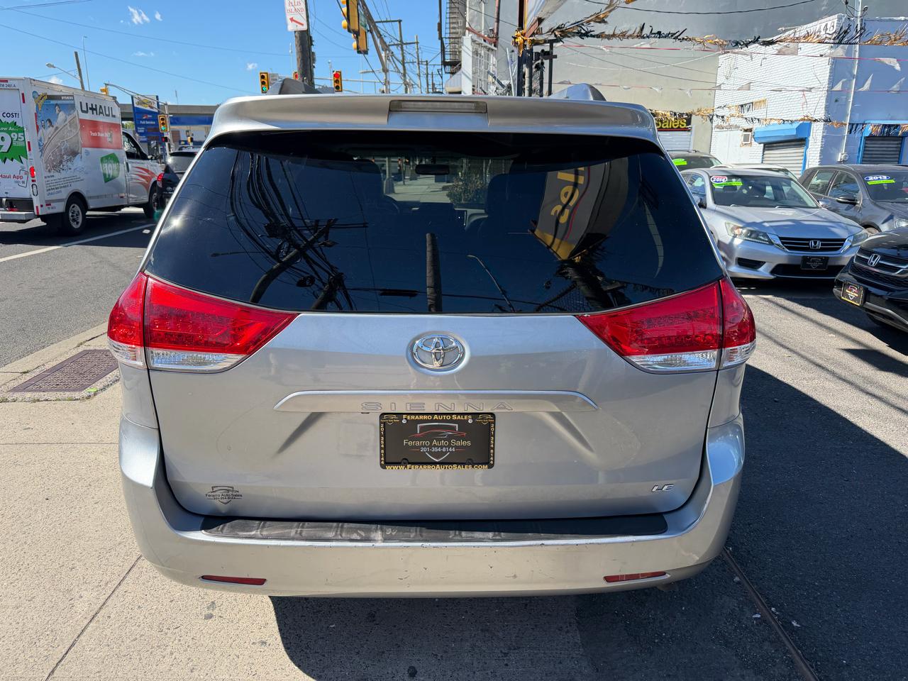 Toyota Sienna LE 8-Pass V6 2011