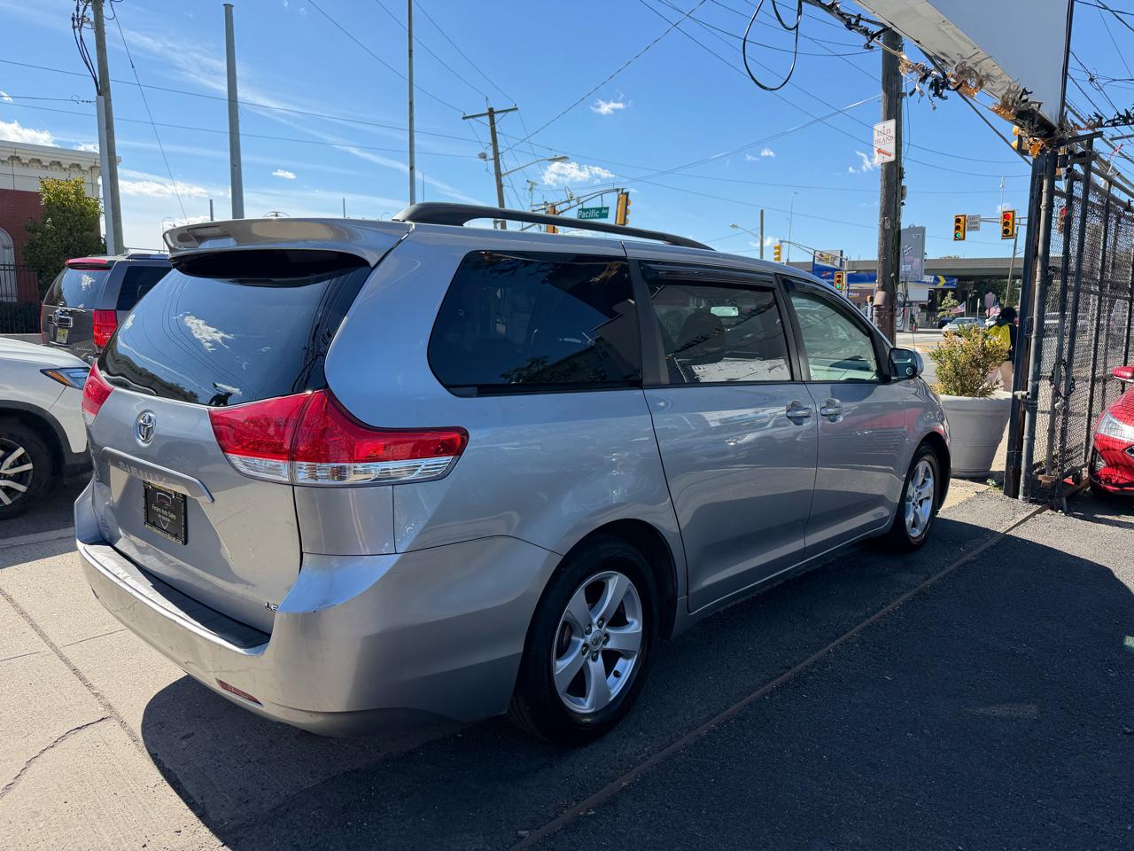 Toyota Sienna LE 8-Pass V6 2011