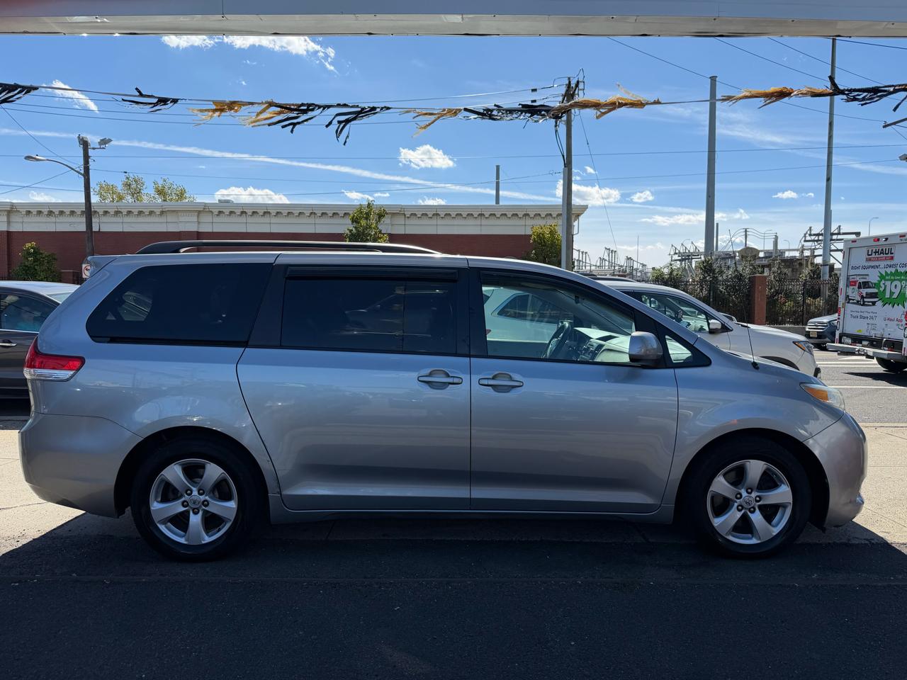 Toyota Sienna LE 8-Pass V6 2011