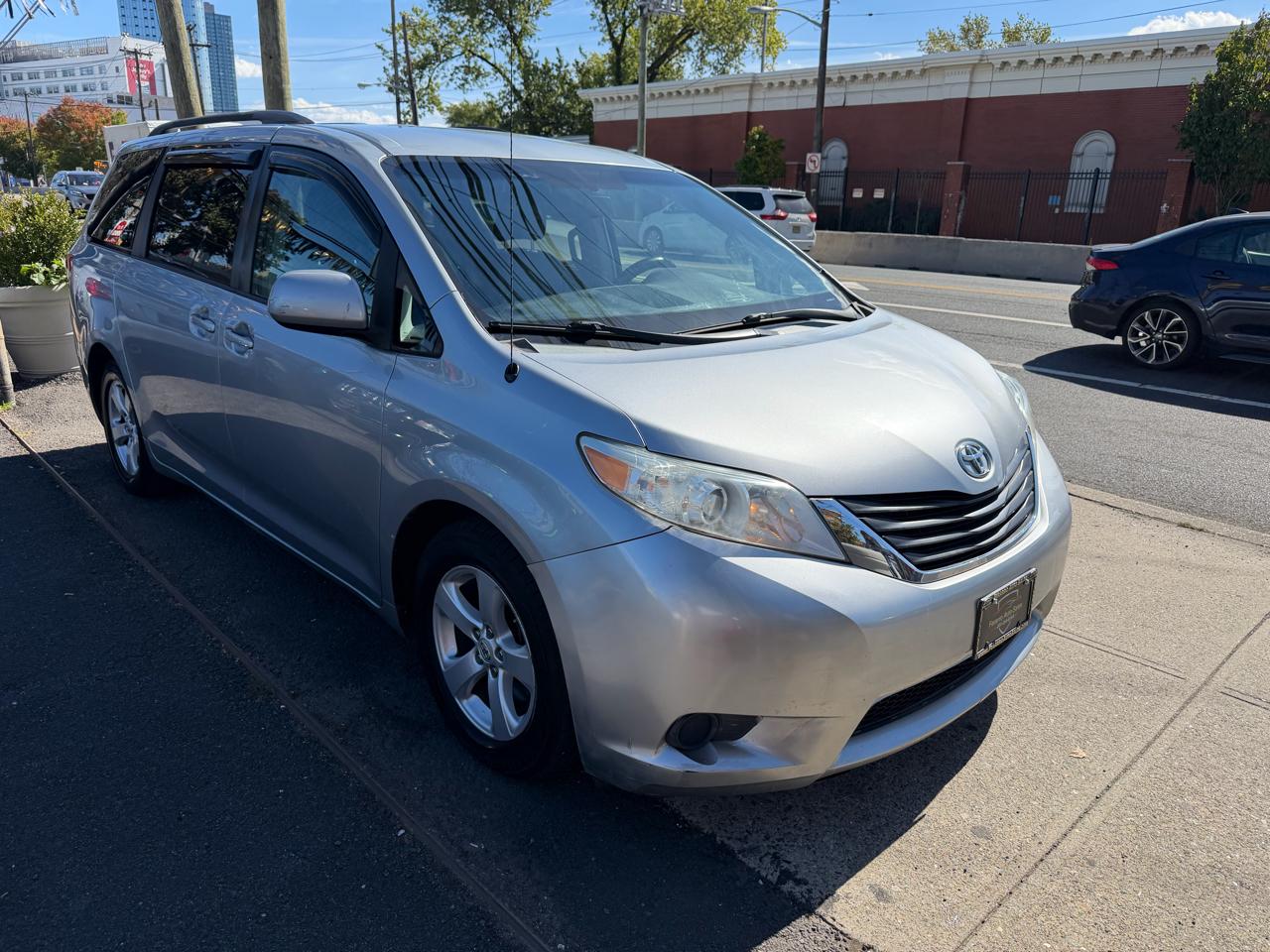 Toyota Sienna LE 8-Pass V6 2011