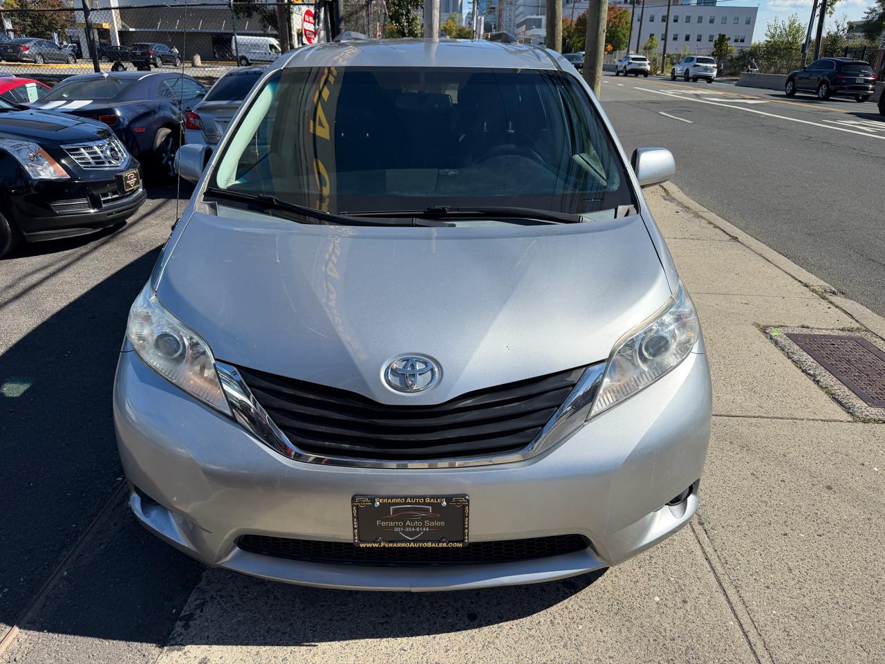 Toyota Sienna LE 8-Pass V6 2011