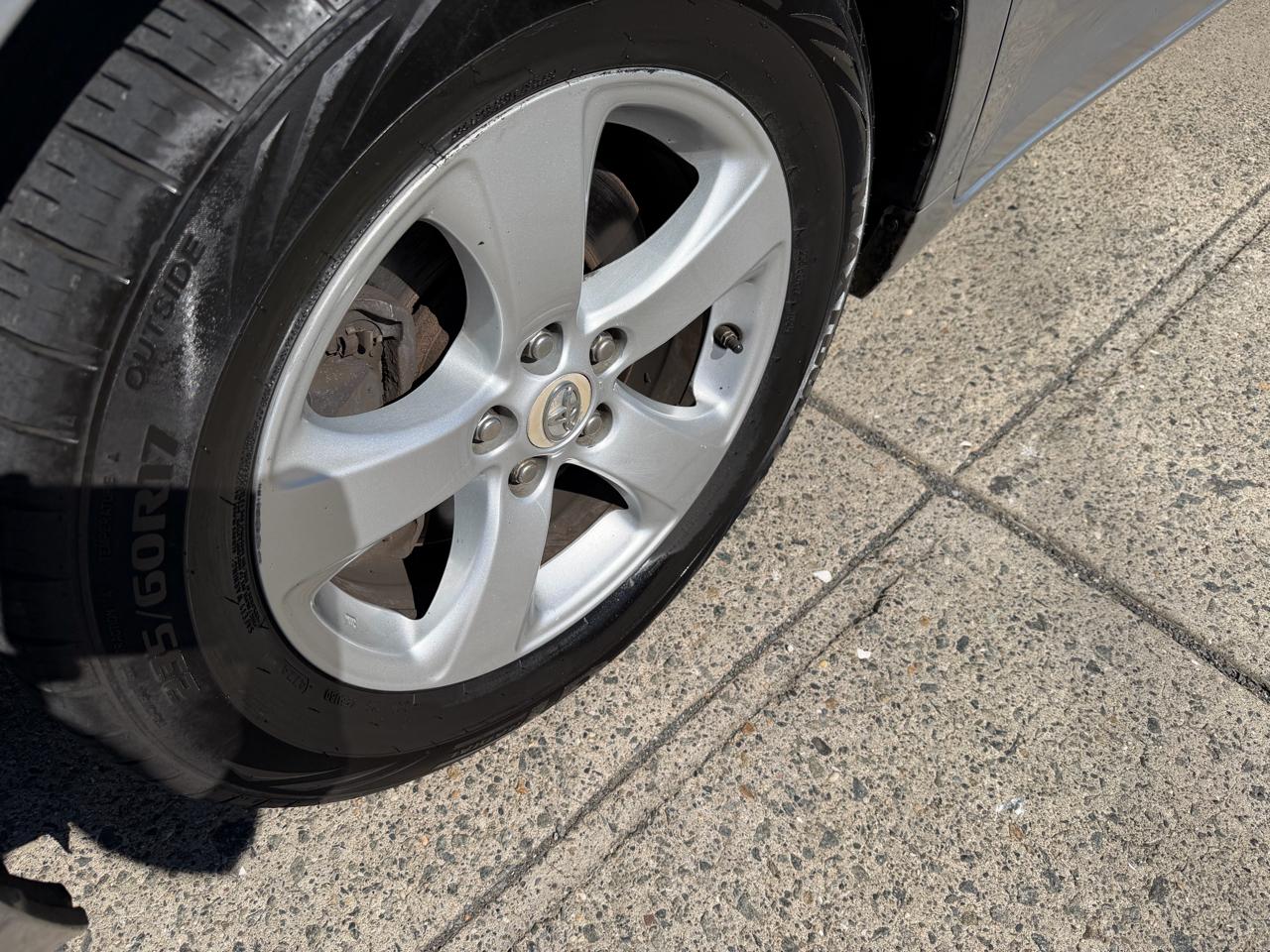 Toyota Sienna LE 8-Pass V6 2011