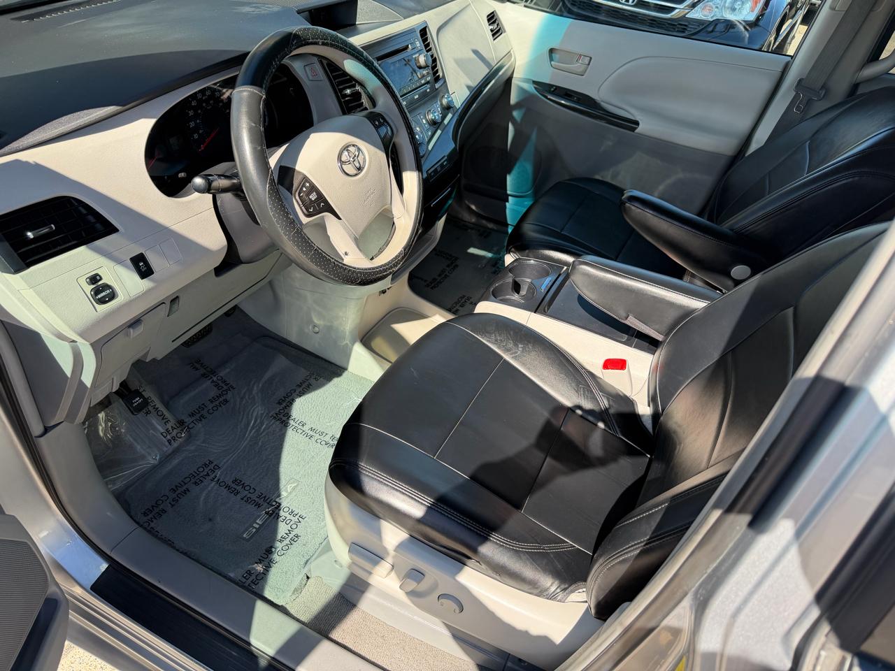 Toyota Sienna LE 8-Pass V6 2011