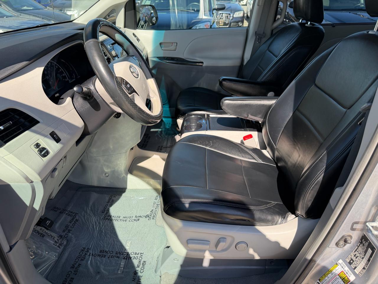 Toyota Sienna LE 8-Pass V6 2011