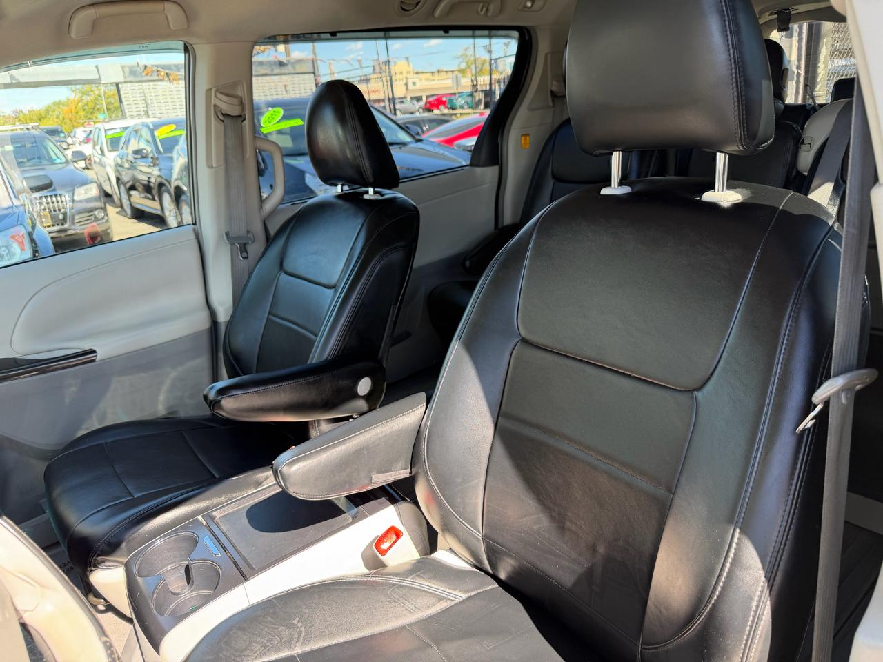 Toyota Sienna LE 8-Pass V6 2011