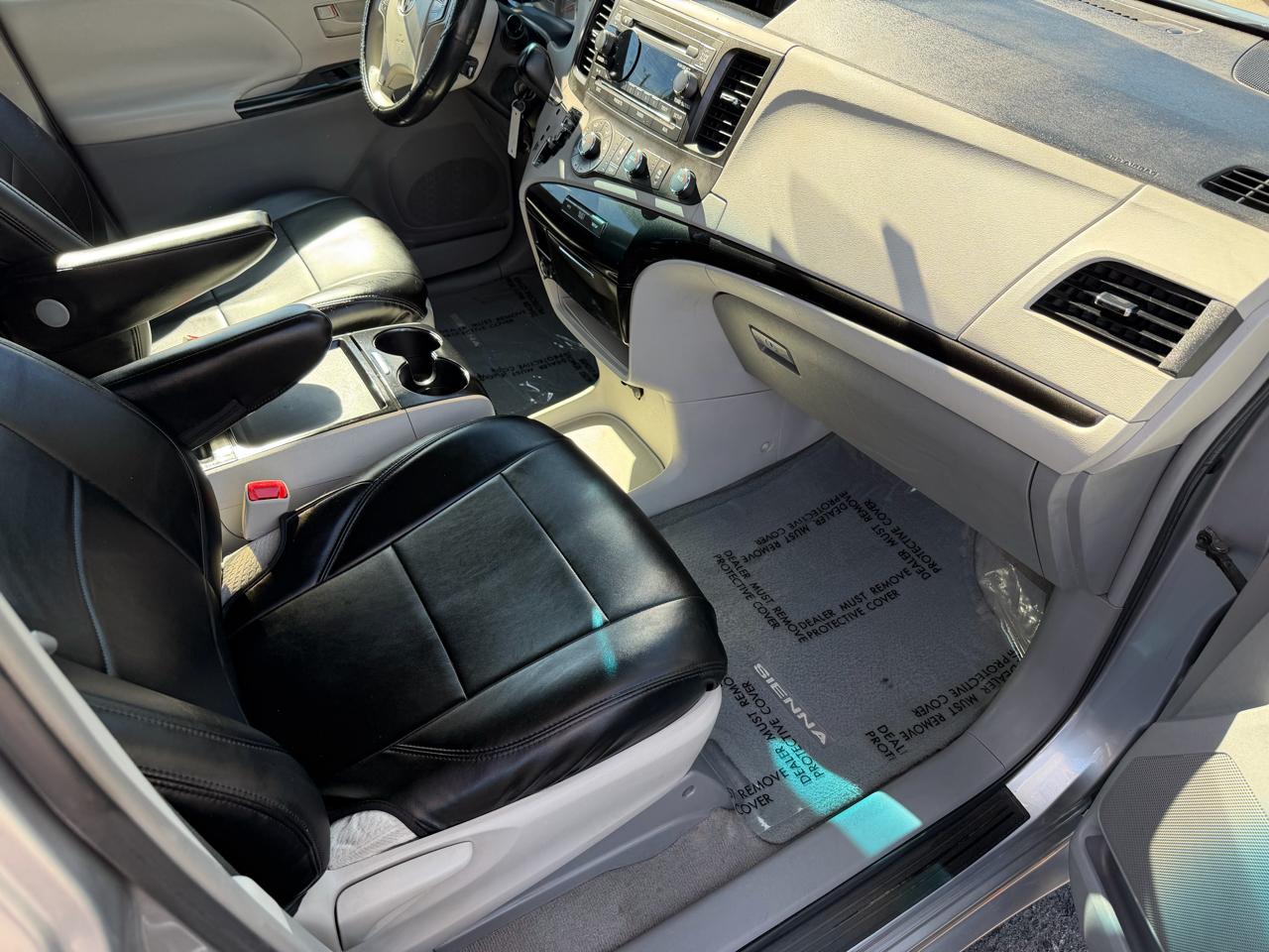 Toyota Sienna LE 8-Pass V6 2011