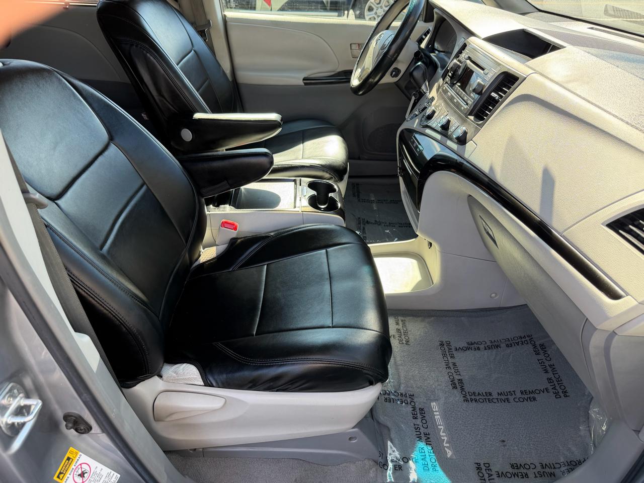 Toyota Sienna LE 8-Pass V6 2011