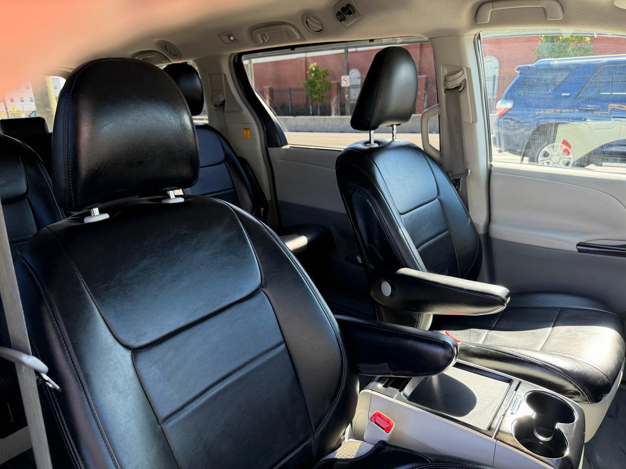 Toyota Sienna LE 8-Pass V6 2011