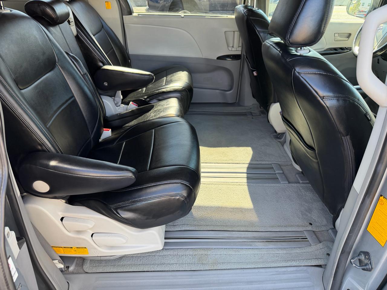 Toyota Sienna LE 8-Pass V6 2011