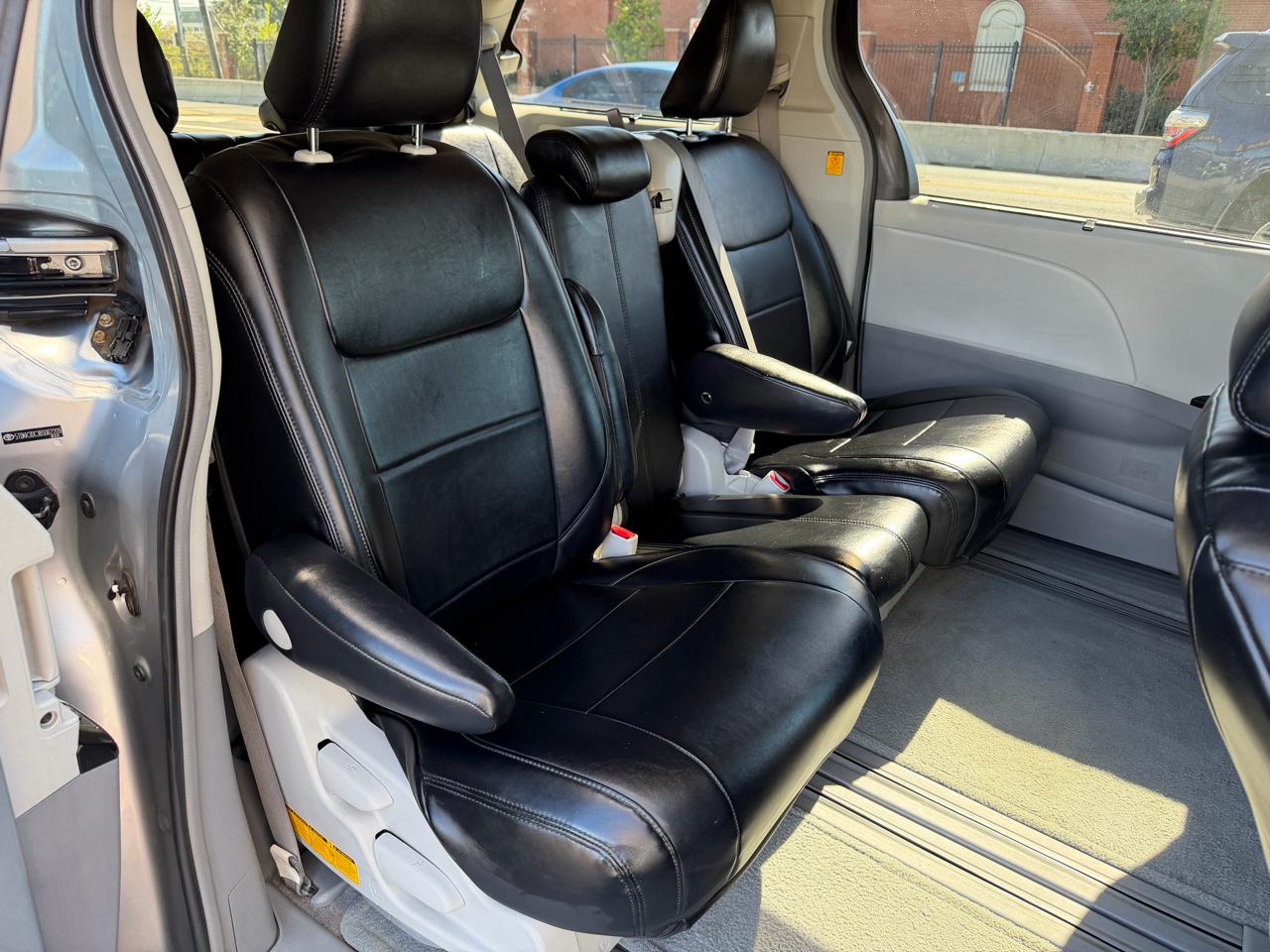 Toyota Sienna LE 8-Pass V6 2011