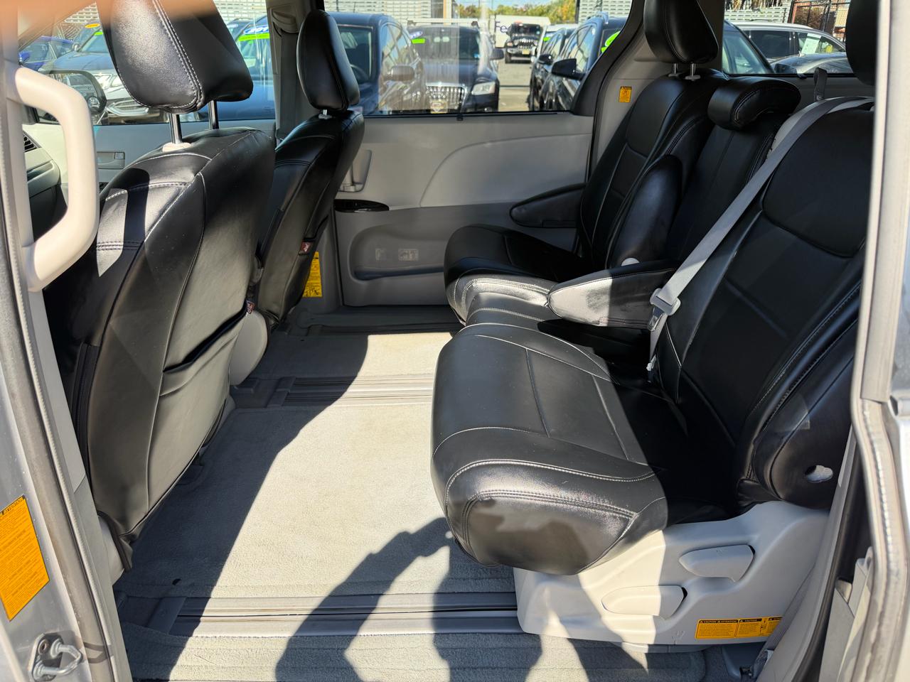 Toyota Sienna LE 8-Pass V6 2011