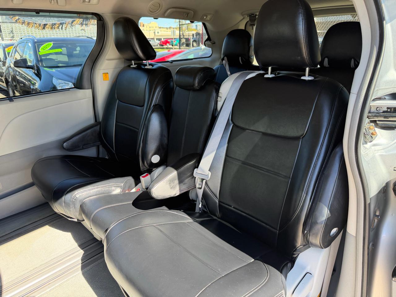 Toyota Sienna LE 8-Pass V6 2011
