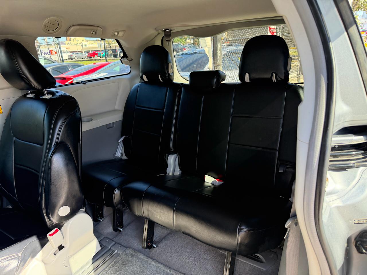 Toyota Sienna LE 8-Pass V6 2011