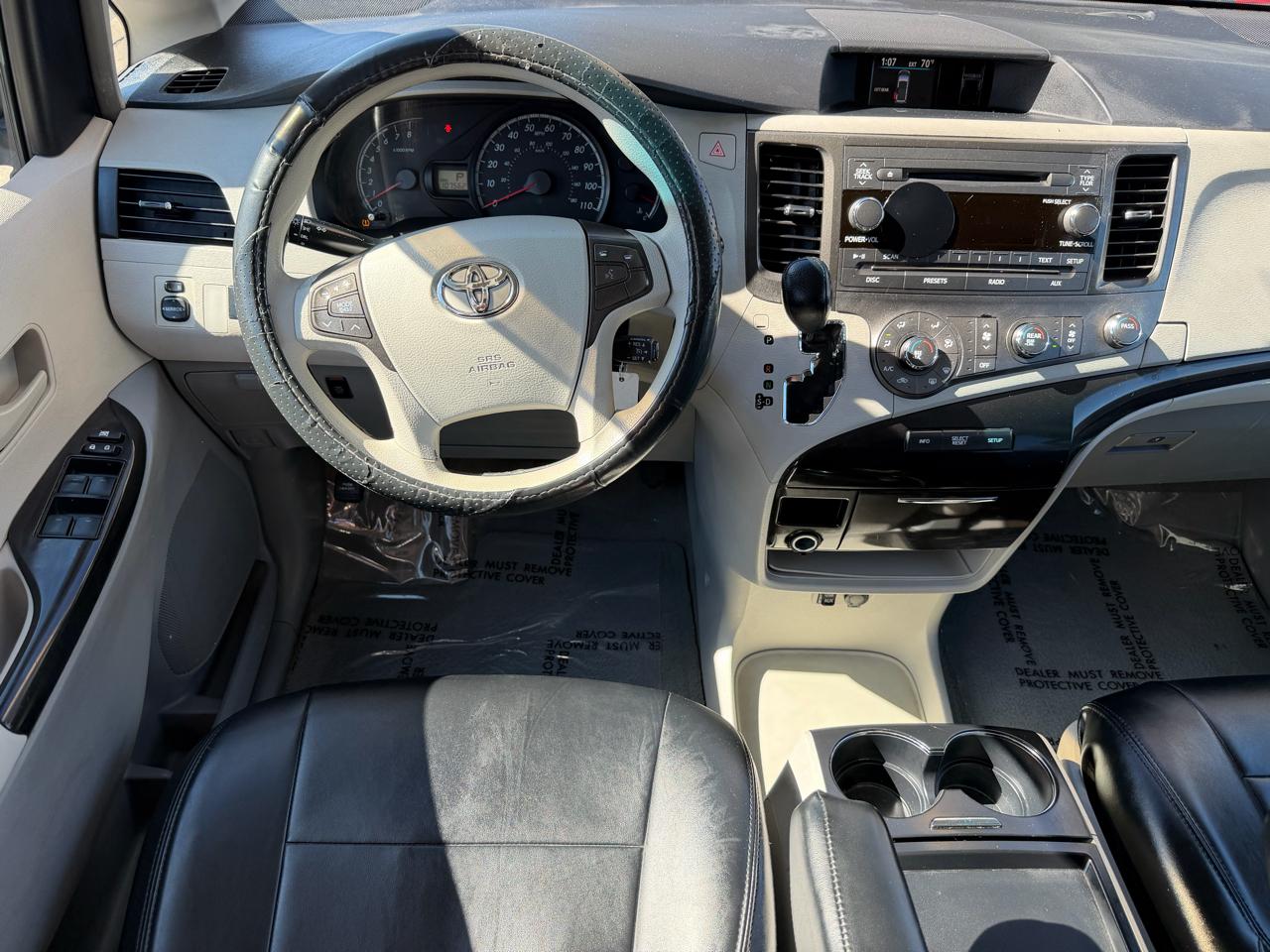 Toyota Sienna LE 8-Pass V6 2011