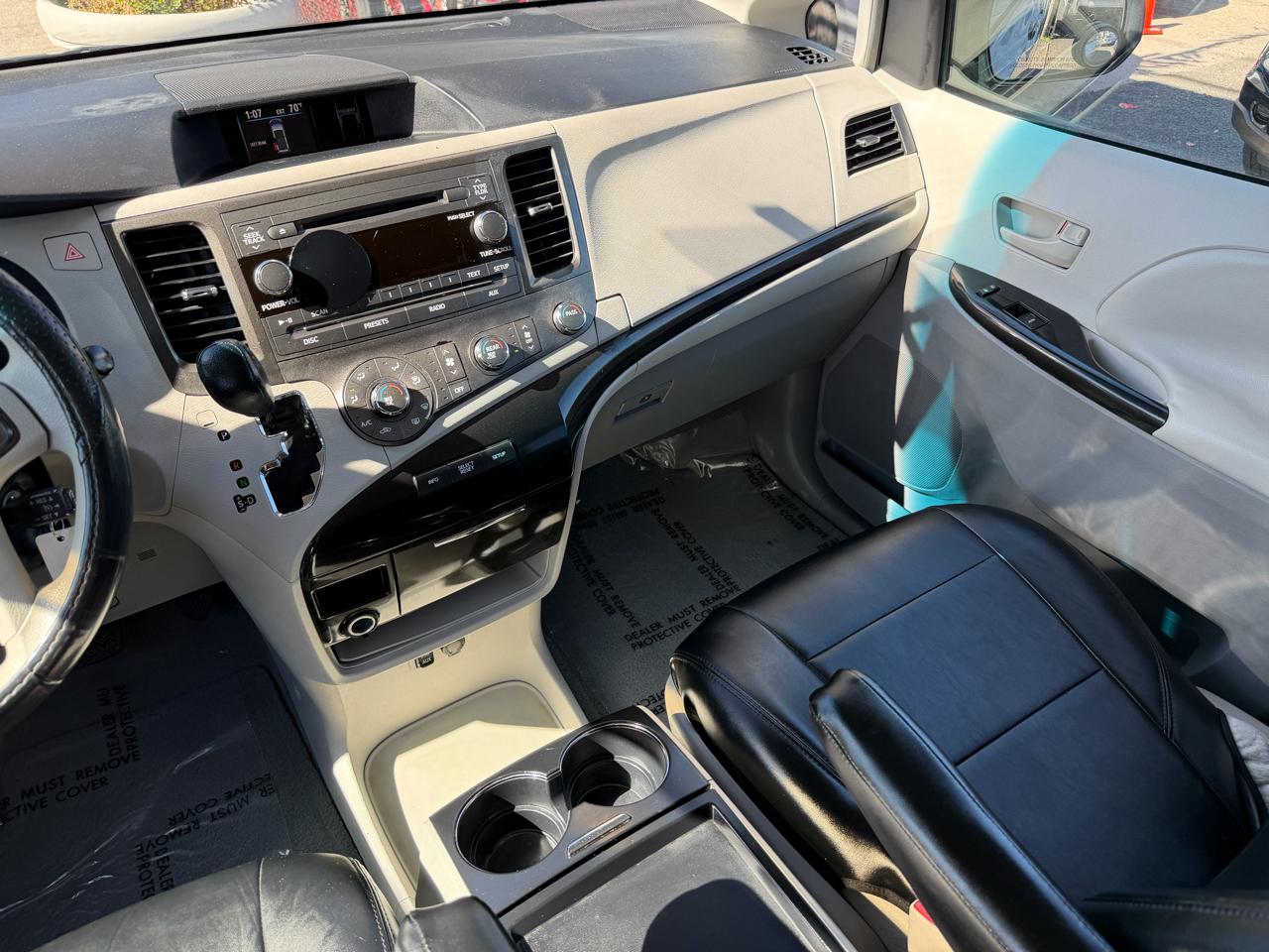 Toyota Sienna LE 8-Pass V6 2011