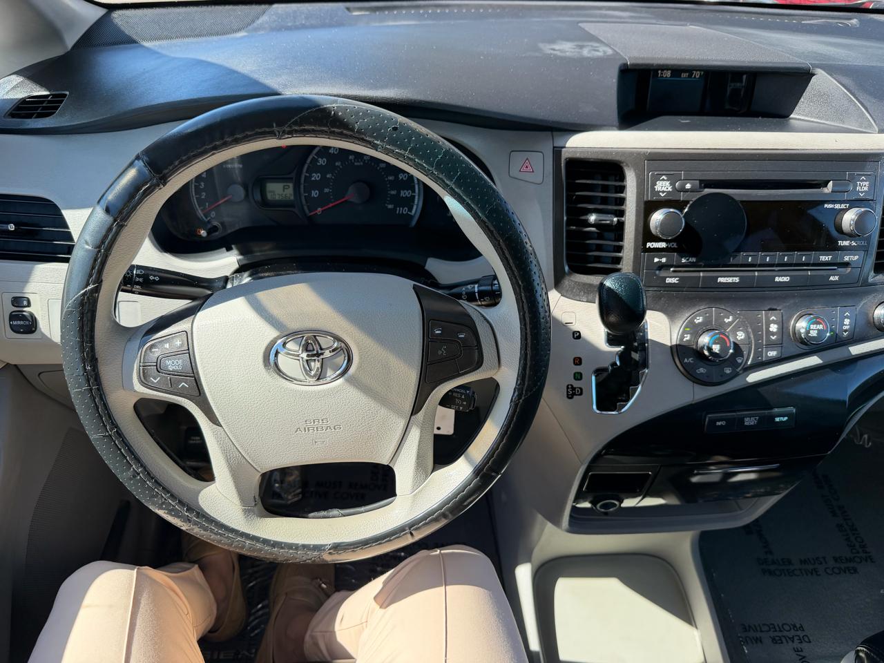 Toyota Sienna LE 8-Pass V6 2011