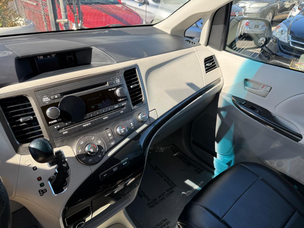 Toyota Sienna LE 8-Pass V6 2011