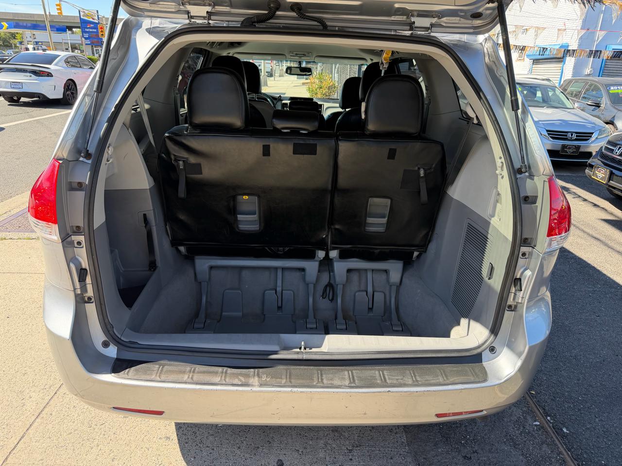 Toyota Sienna LE 8-Pass V6 2011