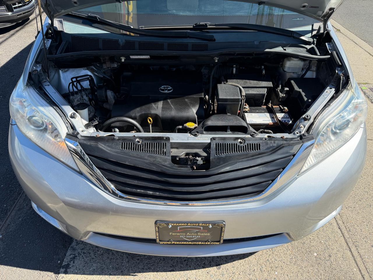 Toyota Sienna LE 8-Pass V6 2011