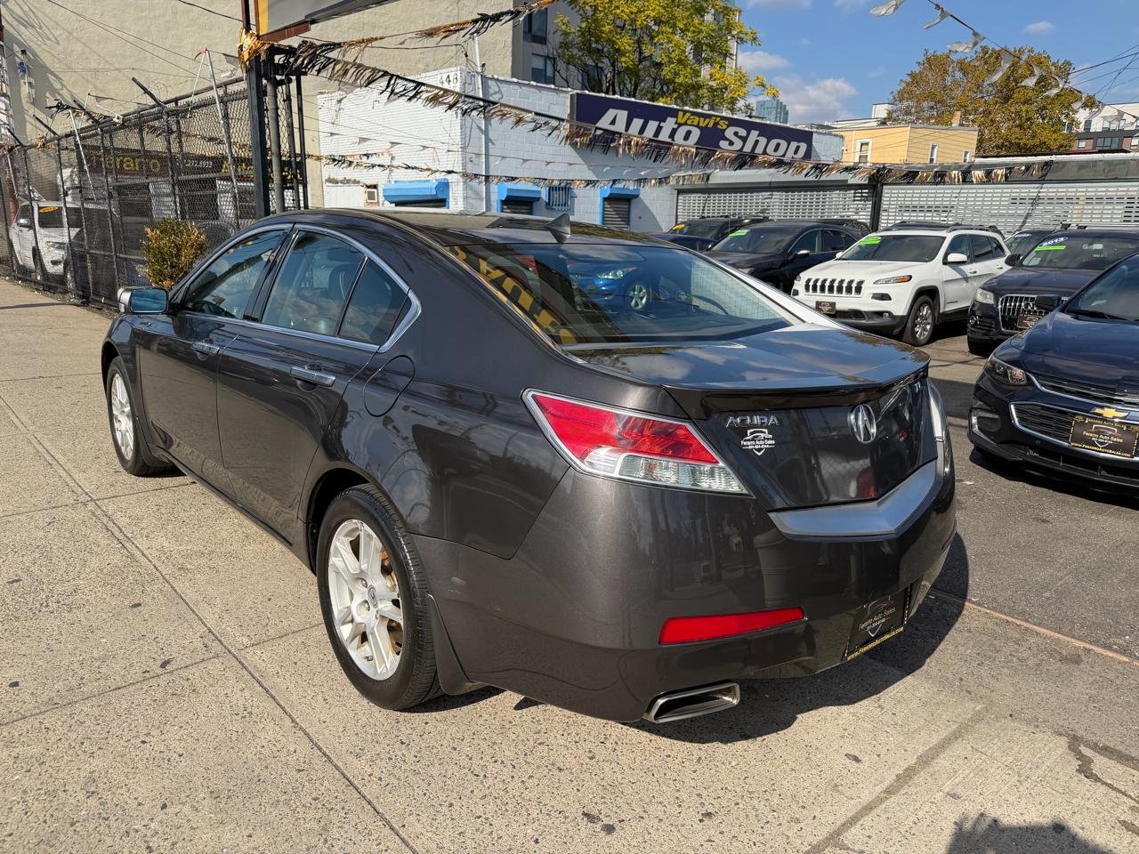 Acura TL 5-Speed AT with Tech Package 2009