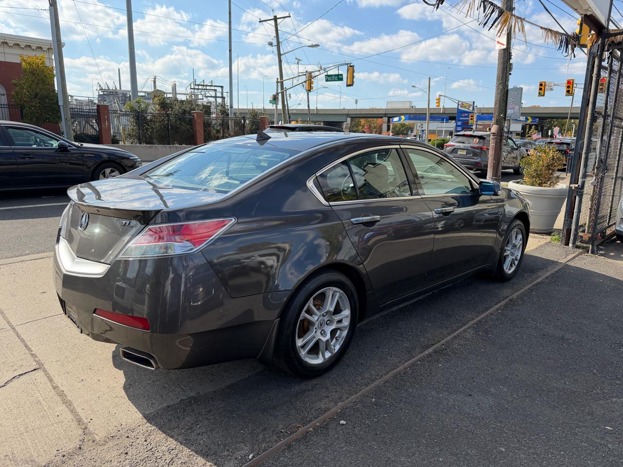 Acura TL 5-Speed AT with Tech Package 2009