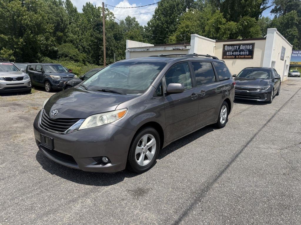 Toyota Sienna LE FWD 8-Passenger V6 2012