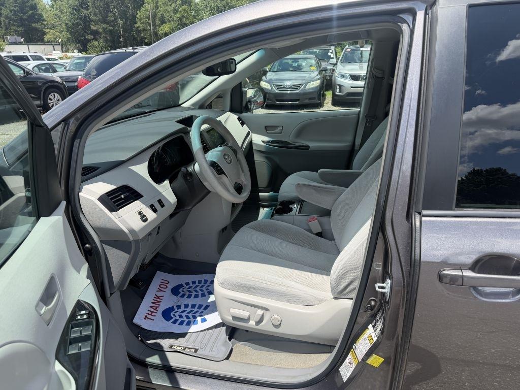 Toyota Sienna LE FWD 8-Passenger V6 2012