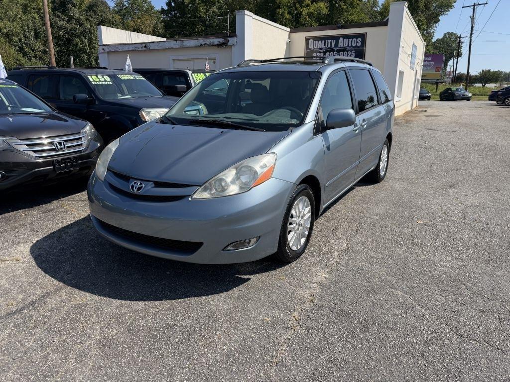 Toyota Sienna XLE FWD 2010