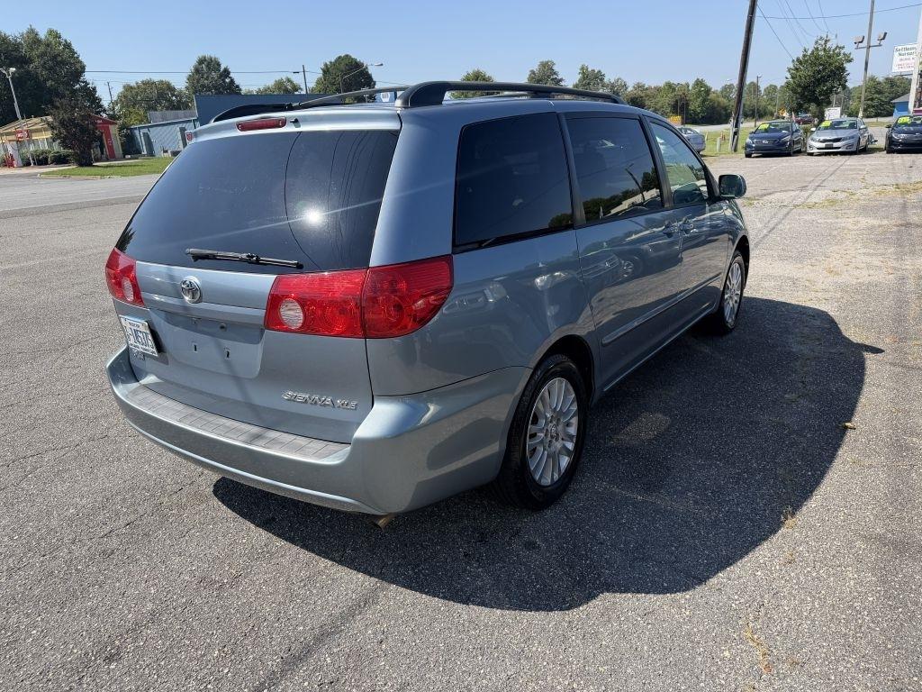 Toyota Sienna XLE FWD 2010