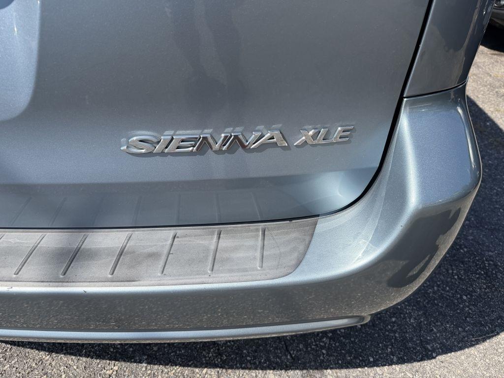 Toyota Sienna XLE FWD 2010
